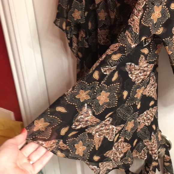 Beautiful flutter 3/4 sleeve blouse adjustable - Picture 4 of 7